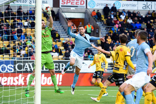 Elfsborgs målvakt Kevin Stuhr Ellegaard räddar en boll