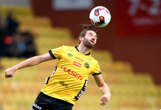 Elfsborgs Marcus Rohdén nickar en boll