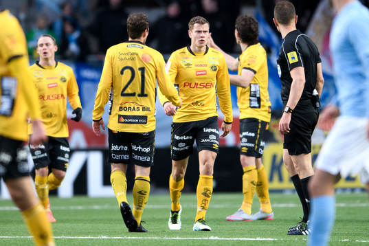 Elfsborgs Viktor Claesson reagerar mot domaren