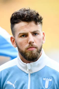 Malmö FFs Erdal Rakip vid lineup innan fotbollsmatchen i
