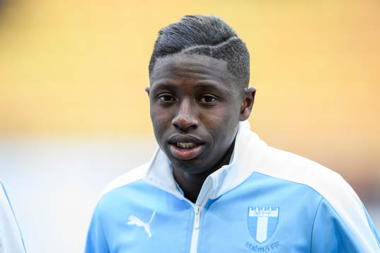 Malmö FFs Pa Konate vid lineup innan fotbollsmatchen i