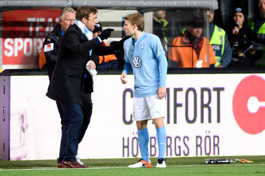 Malmö FFs tränare Allan Kuhn ger instruktioner till Oscar