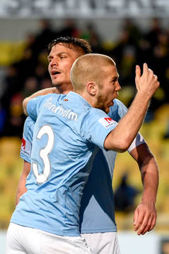 Malmö FFs Anton Tinnerholm och Markus Rosenberg jublar