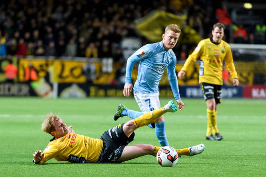 Malmö FFs Anders Christiansen tar sig förbi Elfsborgs