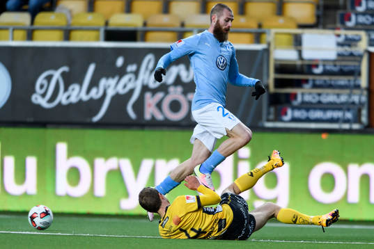 Malmö FFs Jo Inge Berget stoppas av Elfsborgs Anders