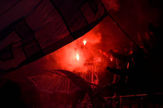 Malmö FFs supportrar tänder bengaler