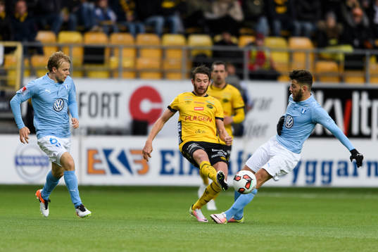 Elfsborgs Marcus Rohdén och Malmö FFs Erdal Rakip i kamp