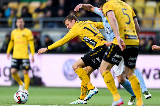 Elfsborgs Viktor Claesson med Malmö FFs Markus Rosenberg i