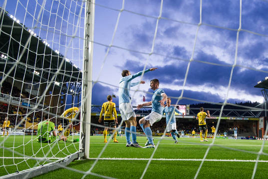 Malmö FFs Markus Rosenberg jublar ihop med Magnus Wolff