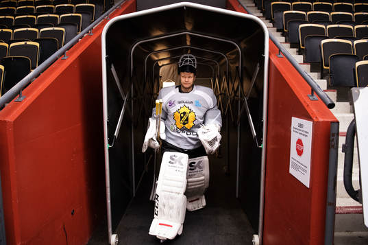 Målvakten Johan Backlund på väg ut till Skellefteås