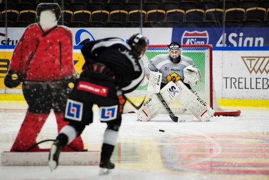 Målvakten Johan Backlund motar ett skott