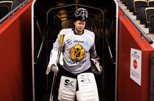 Målvakten Johan Backlund på väg ut till Skellefteås