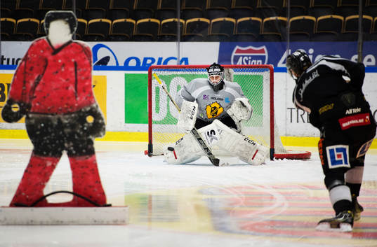 Målvakten Johan Backlund motar ett skott