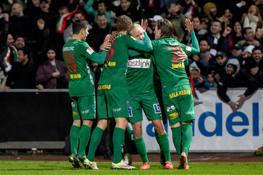 Dalkurds Ahmed Awad gratulera av Predrag Randelovic,