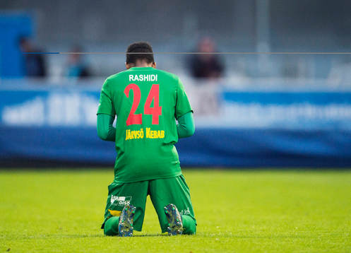 Dalkurds Heradi Rashidi ber innan fotbollsmatchen i