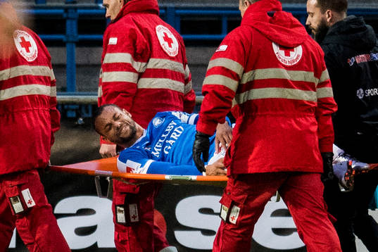 Trelleborgs Salif Camara Jönsson bärs av planen skadad