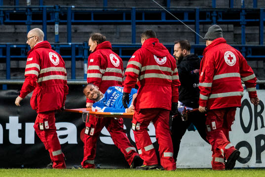 Trelleborgs Salif Camara Jönsson bärs av planen skadad