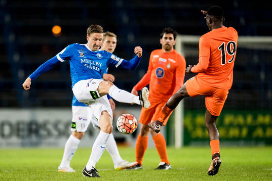 Trelleborgs Marcus Pode och Athletics Mohamed Buya Tugay