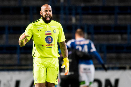 Athletics målvakt Joshua Wicks reagerar