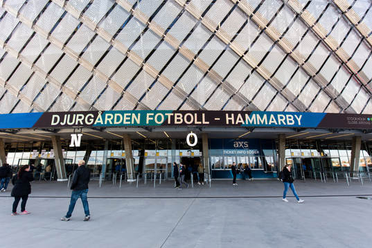Publiken rör sig runt arenan
