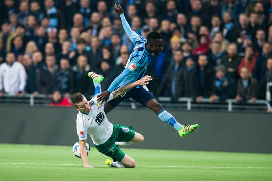 Hammarbys Birkir Már Saevarsson stoppar Djurgårdens Sam