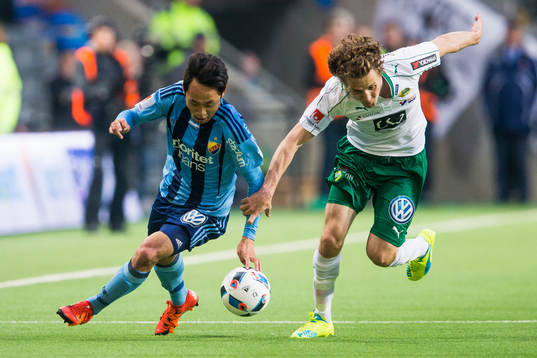 Djurgårdens Seon-Min Moon i kamp om bollen med Hammarbys
