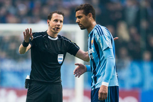 Domare Andreas Ekberg diskuterar med Djurgårdens Mathias