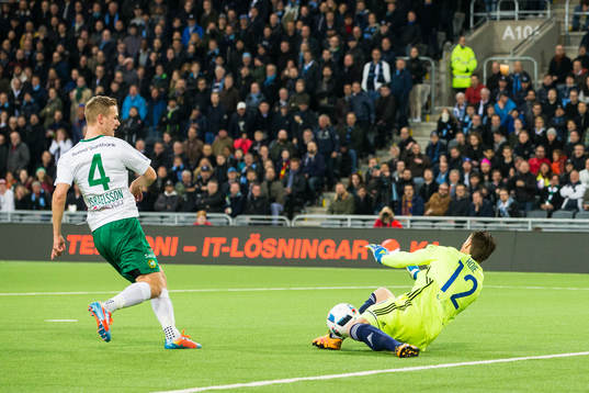 Djurgårdens målvakt Kenneth Høie räddar skott från