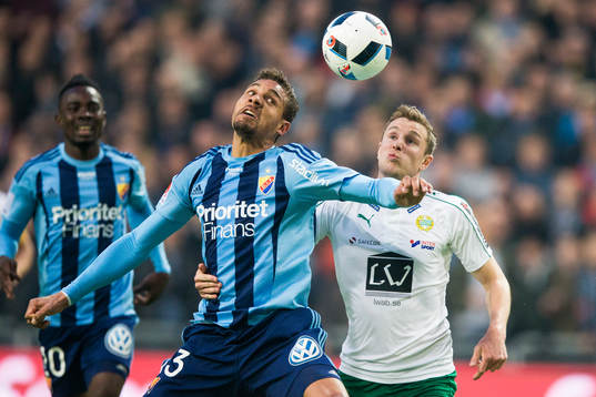 Djurgårdens Mathias Ranegie i en nickduell med Hammarbys