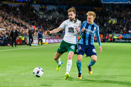 Hammarbys Arnor Smarason i kamp om bollen med Djurgårdens