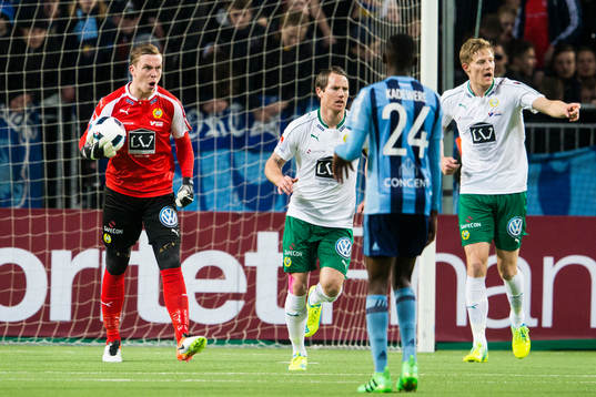 Hammarbys målvakt Ögmundur Kristinsson reagerar