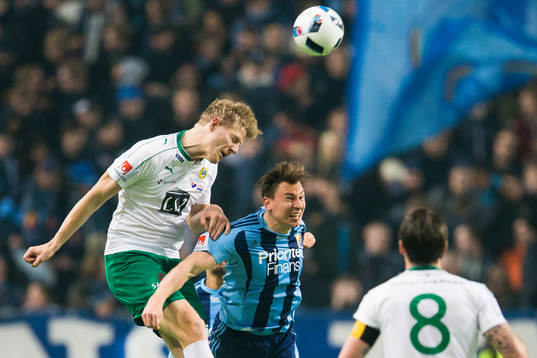 Hammarbys Lars Saetra i en nickduell med Djurgårdens