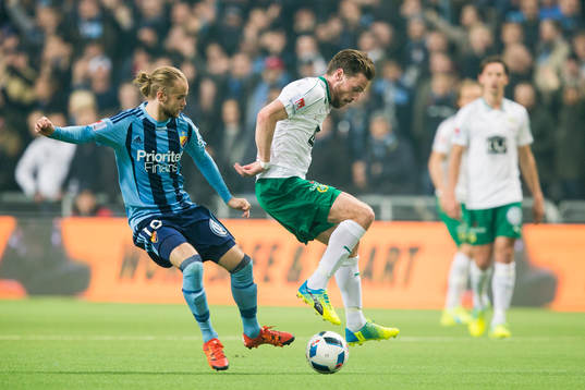 Djurgårdens Daniel Berntsen i kamp om bollen med Hammarbys