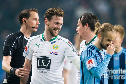 Hammarbys Arnor Smarason ler mot Djurgårdens Daniel