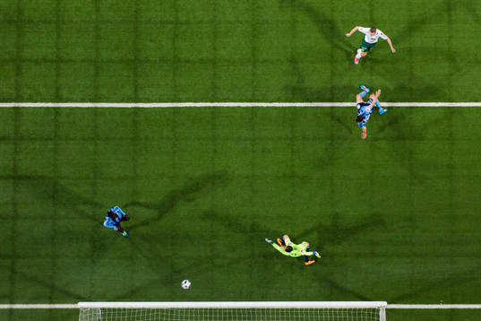 Hammarbys Erik Israelsson skjuter 1-3 för Hammarby förbi