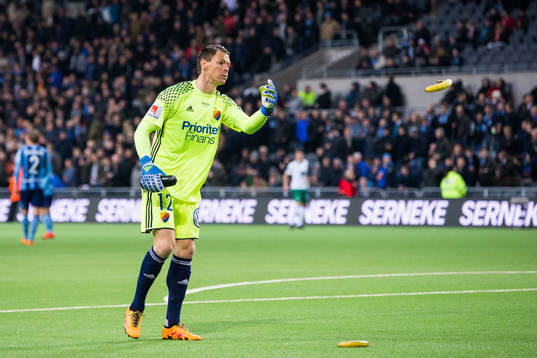 Djurgårdens målvakt Kenneth Høie kastar bort bananer