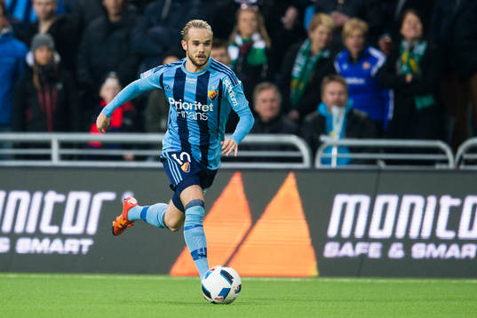 Djurgårdens Daniel Berntsen med bollen