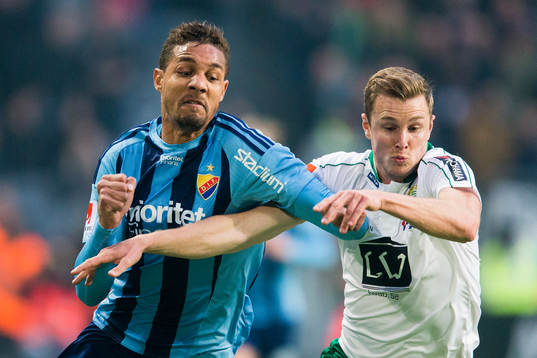 Djurgårdens Mathias Ranegie i en närkamp med Hammarbys