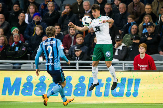 Hammarbys Melker Hallberg tar ner bollen