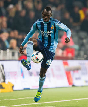Djurgårdens Omar Colley tar ner bollen