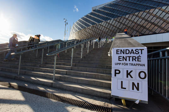 En av trapporna upp till Tele2 Arena innan fotbollsmatchen