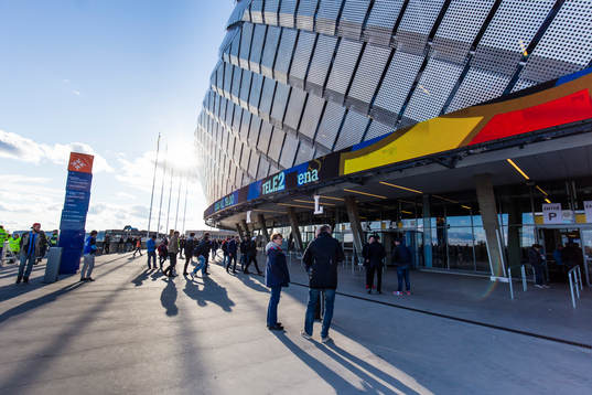 Publiken rör sig utanför arenan innan fotbollsmatchen i