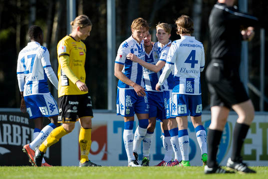 IFK Göteborgs Thomas Rogne omfamnar Mauricio Albornoz