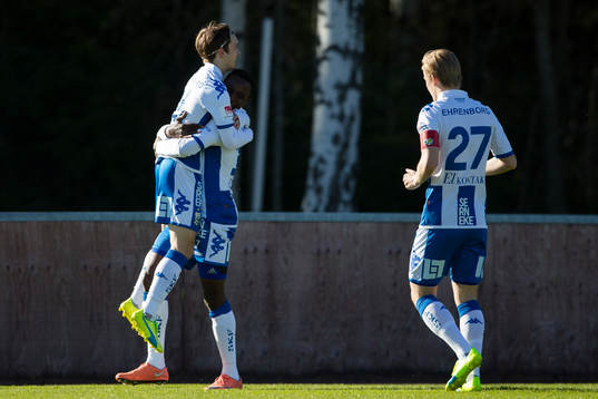 IFK Göteborgs Sabah Lawson omfamnar Patrik Karlsson Lagemyr