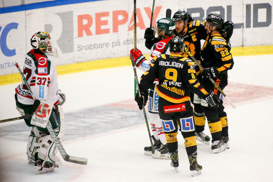 Frölundas målvakt Johan Gustafsson deppar och