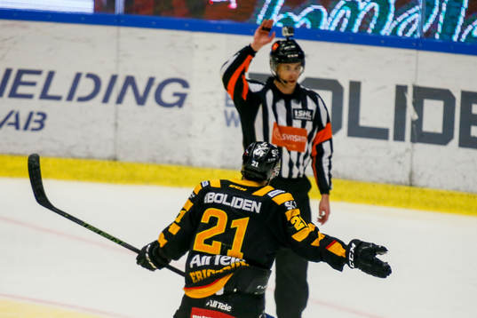 Skellefteås Jimmie Ericsson pratar med domaren Linus