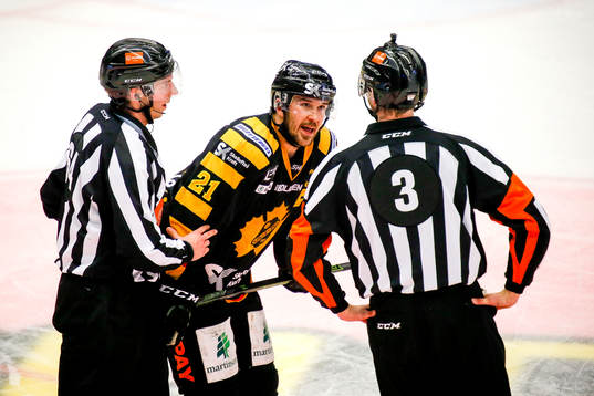 Skellefteås Jimmie Ericsson pratar med Domare Linus Öhlund