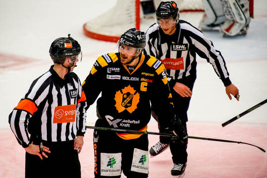 Skellefteås Jimmie Ericsson pratar med Domare Linus Öhlund