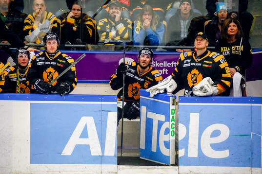 Skellefteås Jimmie Ericsson och målvakt Johan Backlund