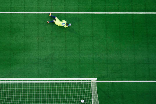 Djurgårdens målvakt Kenneth Høie släpper in 0-1